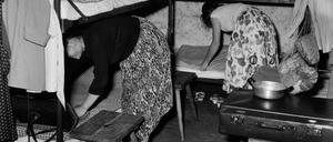 Neu eingetroffene Flüchtlinge beim Beziehen ihrer Betten im Notaufnahmelager Marienfelde 1958 in Berlin (West).