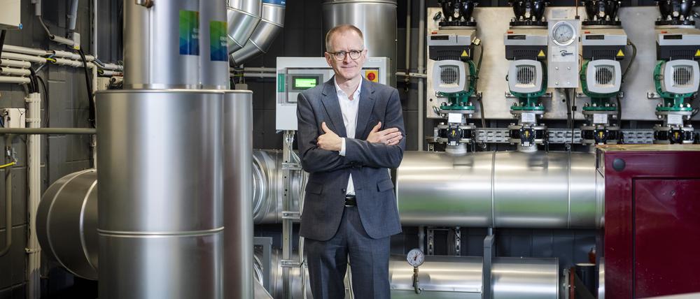 Gasag-Chef Georg Friedrichs steht an einer Wärmeanlage auf dem Euref-Campus, zu dem Thema die „100 wichtigsten Köpfe“.