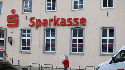 Bank robbers broke into a savings bank in Strausberg on Easter Monday Strausberg: According to the police, in the early Easter Monday afternoon, witnesses observed several hooded and dark-clad people carrying filled bags out of the Sparkasse building and quickly putting them in a silver Opel Insignia. A driver and suspected accomplices were already waiting in front of the Sparkasse, together they fled south via Karl-Liebknecht- and August-Bebel-Straße.The search for the perpetrators is still ongoing. Strausberg Märkische Oderland Germany Copyright: SimonexKuhlmey