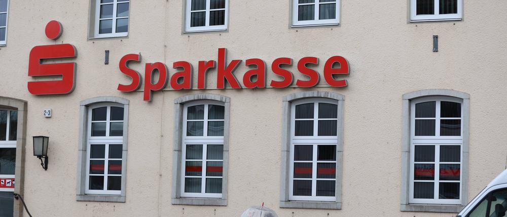 Bank robbers broke into a savings bank in Strausberg on Easter Monday Strausberg: According to the police, in the early Easter Monday afternoon, witnesses observed several hooded and dark-clad people carrying filled bags out of the Sparkasse building and quickly putting them in a silver Opel Insignia. A driver and suspected accomplices were already waiting in front of the Sparkasse, together they fled south via Karl-Liebknecht- and August-Bebel-Straße.The search for the perpetrators is still ongoing. Strausberg Märkische Oderland Germany Copyright: SimonexKuhlmey