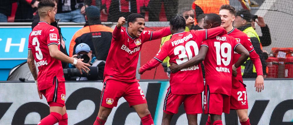 Leverkusens Panagiotis Retsos (l-r), Ayman Azhil, Jeremie Frimpong, Torschütze Moussa Diaby und Florian Wirtz jubeln nach dem Treffer zum 2:0.