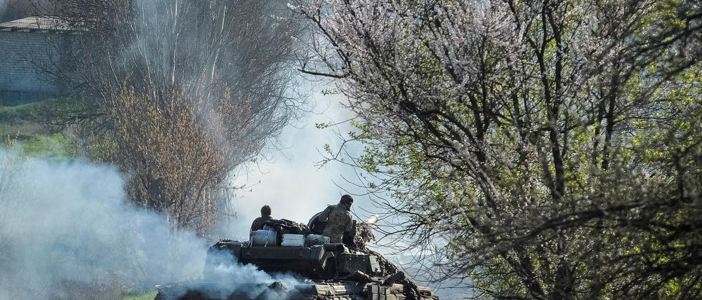 Ein ukrainischer Panzer nahe Bachmut, wo weiterhin erbittert gekämpft wird.