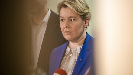 ARCHIV - 24.03.2023, Berlin: Franziska Giffey (SPD), Regierende Bürgermeisterin von Berlin, steht nach Koalitionsverhandlungen von CDU und SPD nach den Wahlen zum Berliner Abgeordnetenhaus bei einem Statement.
(zu dpa: «Giffey: Konkurrenz mit Jarasch war ein erbitterter Kampf») Foto: Christophe Gateau/dpa +++ dpa-Bildfunk +++