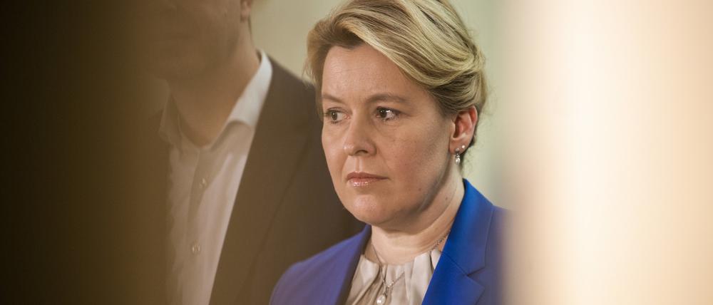 ARCHIV - 24.03.2023, Berlin: Franziska Giffey (SPD), Regierende Bürgermeisterin von Berlin, steht nach Koalitionsverhandlungen von CDU und SPD nach den Wahlen zum Berliner Abgeordnetenhaus bei einem Statement.
(zu dpa: «Giffey: Konkurrenz mit Jarasch war ein erbitterter Kampf») Foto: Christophe Gateau/dpa +++ dpa-Bildfunk +++
