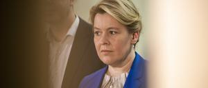 ARCHIV - 24.03.2023, Berlin: Franziska Giffey (SPD), Regierende Bürgermeisterin von Berlin, steht nach Koalitionsverhandlungen von CDU und SPD nach den Wahlen zum Berliner Abgeordnetenhaus bei einem Statement.
(zu dpa: «Giffey: Konkurrenz mit Jarasch war ein erbitterter Kampf») Foto: Christophe Gateau/dpa +++ dpa-Bildfunk +++