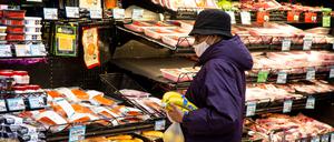 Ein Kunde kauft in einem Lebensmittelgeschäft ein.