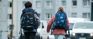 Schulkinder auf dem Weg zur Schule. (Symbolbild)