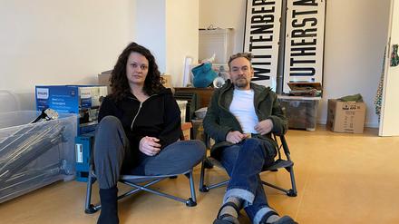 Kristina und Karsten Peter in ihrem neuen Wohnzimmer.