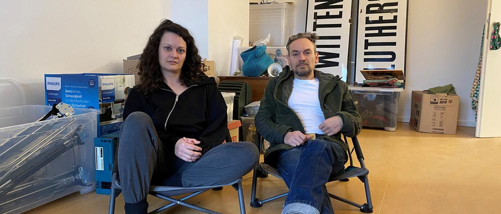 Kristina und Karsten Peter in ihrem neuen Wohnzimmer.
