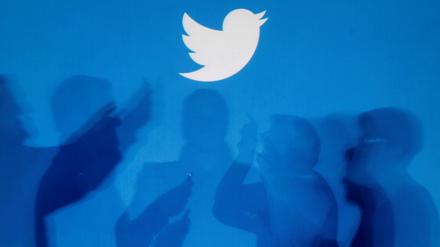 Twitter hat am Donnerstag wie angekündigt mit dem Entfernen der kostenlosen Verifikationshäkchen angefangen, die früher kostenlos an Prominente und relevante Personen vergeben wurden. 