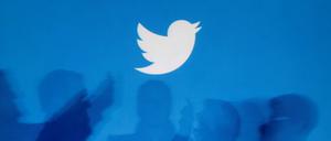 Twitter hat am Donnerstag wie angekündigt mit dem Entfernen der kostenlosen Verifikationshäkchen angefangen, die früher kostenlos an Prominente und relevante Personen vergeben wurden.