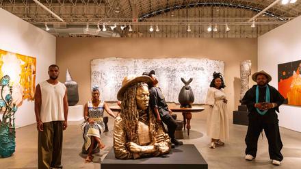 Am Stand der Southern Guild Gallery aus Kapstadt mit ihren Künstler:innen, die die Unterschiede zwischen Kunst, Design und Handwerk verwischen.