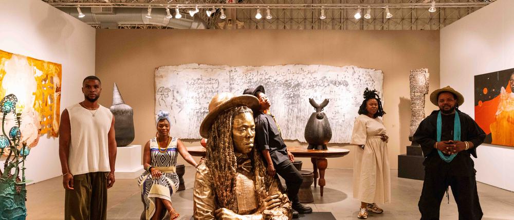 Am Stand der Southern Guild Gallery aus Kapstadt mit ihren Künstler:innen, die die Unterschiede zwischen Kunst, Design und Handwerk verwischen.