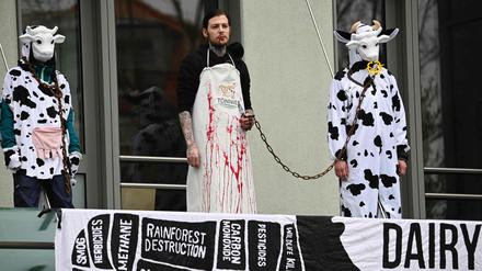 Verkleidete Aktivisten auf dem Vordach der Zentrale des Deutschen Bauernverbandes.