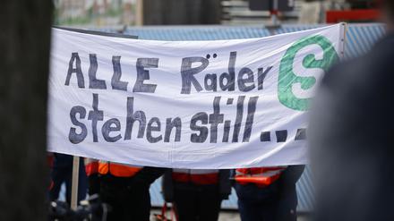 Kundgebung der EVG am Ostbahnhof. Die Dienstleistungsgewerkschaft Verdi und die Eisenbahnergewerkschaft EVG legen an diesem Montag bundesweit in einem gemeinsamen Arbeitskampf den Flugverkehr, den Fern- und Regionalverkehr der Bahn sowie in vielen Regionen auch den öffentlichen Nahverkehr lahm. Berlin, 27.03.2023