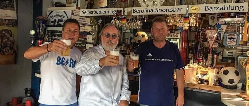 Frankie und Ralle ausnahmsweise vor dem Tresen. In ihrer Mitte der Musiker Friedrich Liechtenstein.