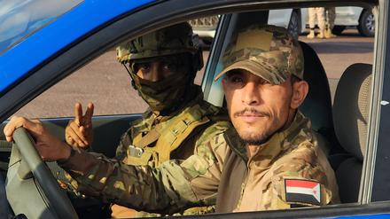 Sicherheitskräfte am 14. April 2023 während eines Gefangenenaustauschs in der Nähe des internationalen Flughafens Aden in der Südstadt des Jemen.
