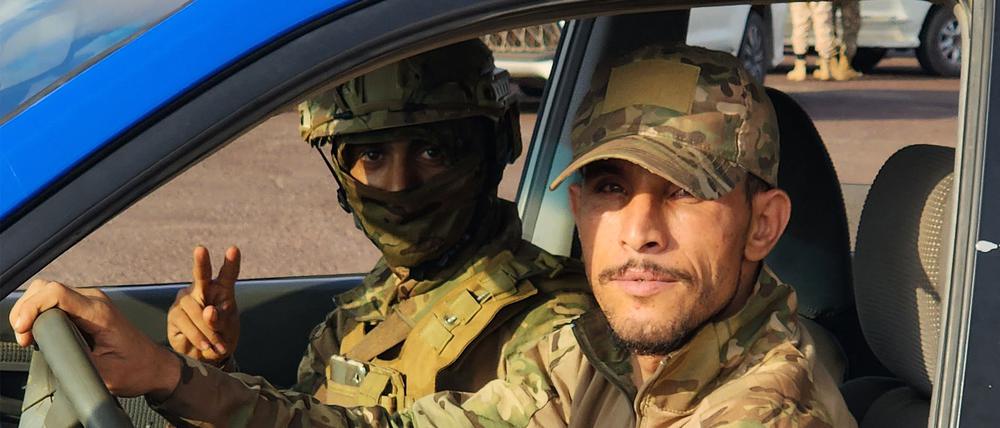 Sicherheitskräfte am 14. April 2023 während eines Gefangenenaustauschs in der Nähe des internationalen Flughafens Aden in der Südstadt des Jemen.
