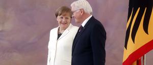 Bundeskanzlerin Angela Merkel und Frank-Walter Steinmeier 2018, als der Bundespräsident ihr die Ernennungsurkunde für ihre vierte Amtszeit überreicht.