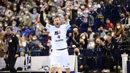 Domagoj Duvnjak und der THW Kiel konnte im April 2022 zum zwölften Mal den DHB-Pokal in die Höhe recken.