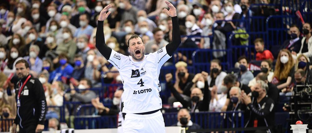 Domagoj Duvnjak und der THW Kiel konnte im April 2022 zum zwölften Mal den DHB-Pokal in die Höhe recken.