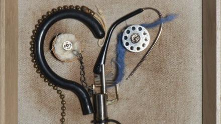 Die Reste ehren. Assemblage von Gabriele Helen Killert