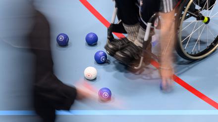 Beim Para-Boccia dürfen die Bälle geworfen, geschossen oder über eine Rampe gerollt werden.