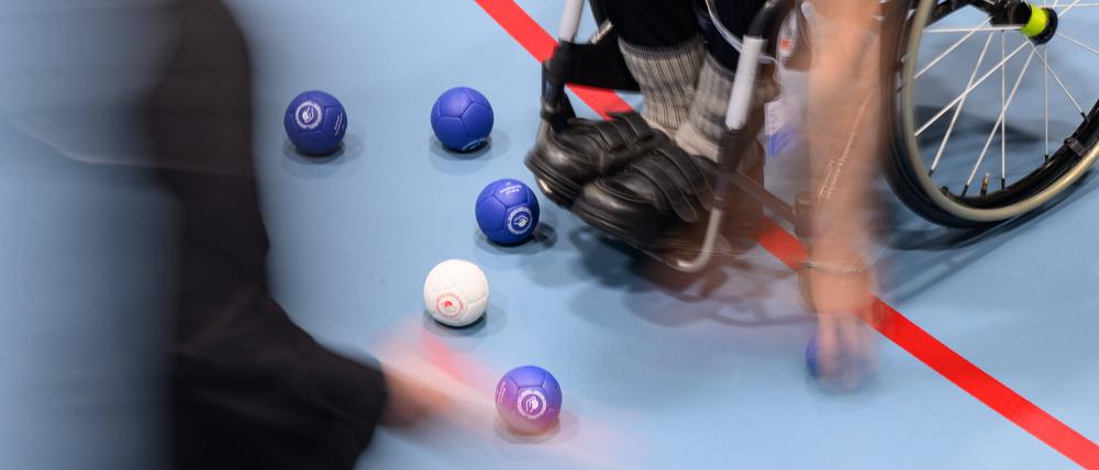 Beim Para-Boccia dürfen die Bälle geworfen, geschossen oder über eine Rampe gerollt werden.