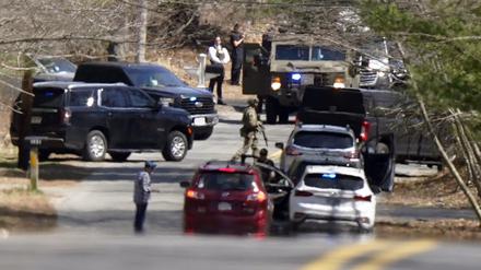 Mitglieder der Strafverfolgungsbehörden versammeln sich auf einer Straße in Dighton, Massachusetts, in der Nähe des Hauses eines Mitglieds der Massachusetts Air National Guard, das sich als Hauptverdächtiger im Zusammenhang mit der Weitergabe streng geheimer Militärdokumente herausgestellt hat.
