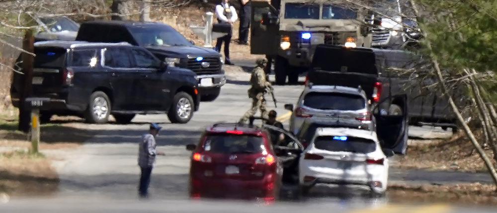 Mitglieder der Strafverfolgungsbehörden versammeln sich auf einer Straße in Dighton, Massachusetts, in der Nähe des Hauses eines Mitglieds der Massachusetts Air National Guard, das sich als Hauptverdächtiger im Zusammenhang mit der Weitergabe streng geheimer Militärdokumente herausgestellt hat.