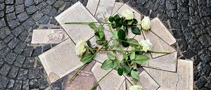 Am Bodendenkmal vor dem Haupteingang der LMU in München wird der Widerstandsgruppe um Sophie Scholl gedacht (Archivbild).