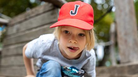 Ein fünfjähriger Junge aus Berlin spielt auf einem Berliner Spielplatz. 