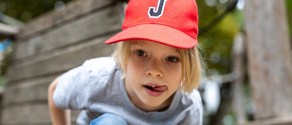 Ein fünfjähriger Junge aus Berlin spielt auf einem Berliner Spielplatz. 