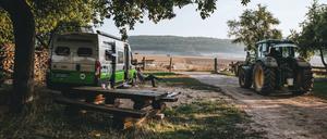 Mit der „Landvergnügen“-Vignette können Camper übernachten – beim Trüffelbauer in Sachsen, beim Winzer im Süden oder auf der Straußenfarm.