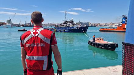 Rotkreuzmitarbeiter in einem Hafen auf Sizilien.