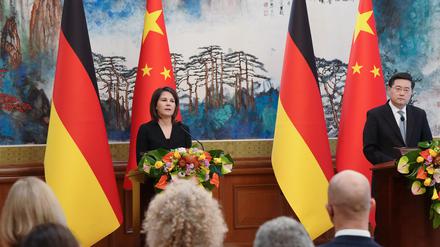 Annalena Baerbock (li., Bündnis 90/Die Grünen) und der chinesische Außenminister Qin Gang (re.) geben im Staatsgästehaus Diaoyutai eine gemeinsame Pressekonferenz.
