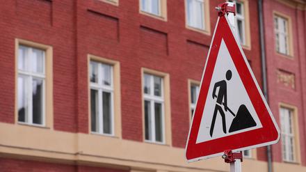 Ein Verkehrsschild in Potsdam weist auf eine Baustelle hin.