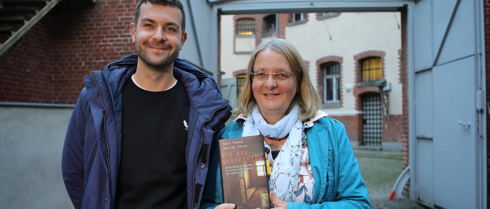 Grit Poppe und Sohn Niklas Poppe lesen aus einem noch unveröffentlichten Manuskript.