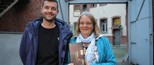 Grit Poppe und Sohn Niklas Poppe lesen aus einem noch unveröffentlichten Manuskript.
