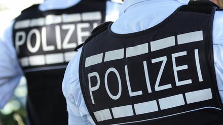 ARCHIV - 30.07.2016, Baden-Württemberg, Reutlingen: ILLUSTRATION - In Westen gekleidete Polizisten stehen in der Stadt. (zu dpa «Mehr als 570 Ermittlungen gegen Polizeibeamte im vergangenen Jahr») Foto: Silas Stein/dpa +++ dpa-Bildfunk +++