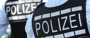 In Westen gekleidete Polizisten stehen in der Stadt.