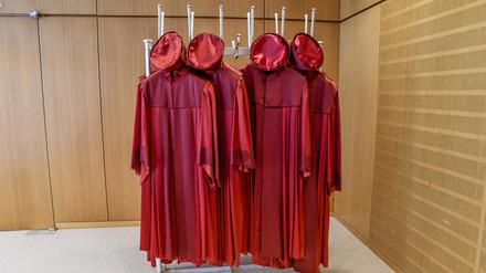 Die bekannten rote Roben, hier noch in der Garderobe des Sitzungssaals des Bundesverfassungsgerichts.