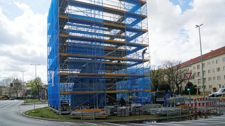Die Beton-Cadillacs des Künstlers Wolf Vostell auf dem Rathenauplatz werden saniert.