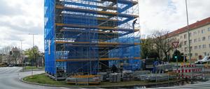 Die Beton-Cadillacs des Künstlers Wolf Vostell auf dem Rathenauplatz werden saniert.