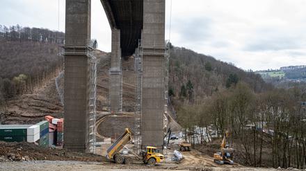 ARCHIV - 30.03.2023, Nordrhein-Westfalen, Lüdenscheid: Arbeiter und Baustellenfahrzeuge unter der Rahmede-Talbrücke. Am 7. Mai soll das marode Bauwerk an der A45-Talbrücke gesprengt werden. (zu dpa «Sprengmeister informiert über Abbruch der Rahmede-Talbrücke») Foto: Markus Klümper/dpa +++ dpa-Bildfunk +++