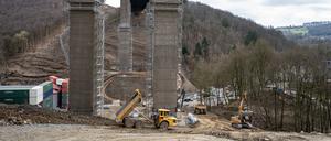 ARCHIV - 30.03.2023, Nordrhein-Westfalen, Lüdenscheid: Arbeiter und Baustellenfahrzeuge unter der Rahmede-Talbrücke. Am 7. Mai soll das marode Bauwerk an der A45-Talbrücke gesprengt werden. (zu dpa «Sprengmeister informiert über Abbruch der Rahmede-Talbrücke») Foto: Markus Klümper/dpa +++ dpa-Bildfunk +++
