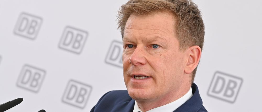 Richard Lutz, DB-Vorstandsvorsitzender, spricht zum Spatenstich für ein neues Bahnwerk.