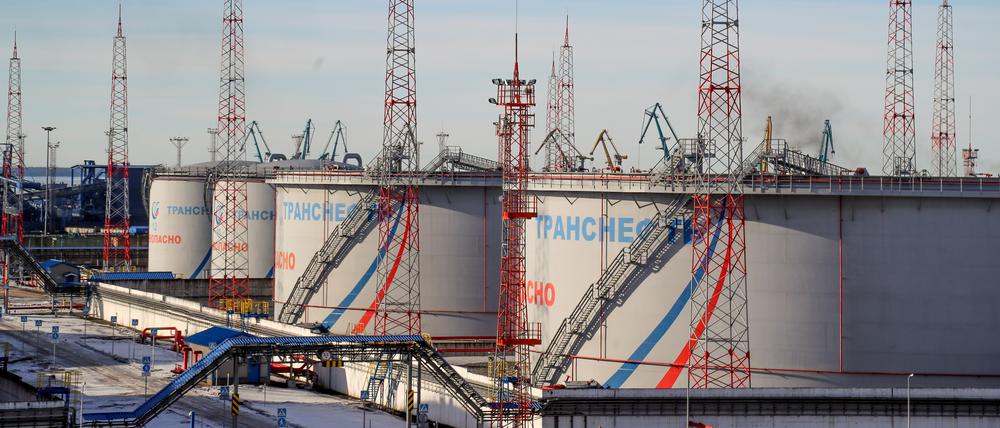 Tanks von Transneft, einem staatlichen russischen Unternehmen, das die Erdöl-Pipelines des Landes betreibt, im Ölterminal von Ust-Luga.