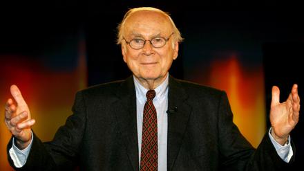 Der Komiker, Zeichner und Schriftsteller Vicco von Bülow (Loriot) breitet am Montag (03.04.2006) im oberbayerischen Weilheim seine Arme aus. Loriot war Gast in der Show von Johannes B. Kerner, die in der kleinen Stadt südlich von München aufgezeichnet wurde. Foto: Matthias Schrader dpa/lby +++(c) dpa - Bildfunk+++