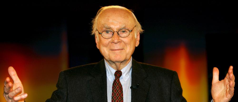 Der Komiker, Zeichner und Schriftsteller Vicco von Bülow (Loriot) breitet am Montag (03.04.2006) im oberbayerischen Weilheim seine Arme aus. Loriot war Gast in der Show von Johannes B. Kerner, die in der kleinen Stadt südlich von München aufgezeichnet wurde. Foto: Matthias Schrader dpa/lby +++(c) dpa - Bildfunk+++